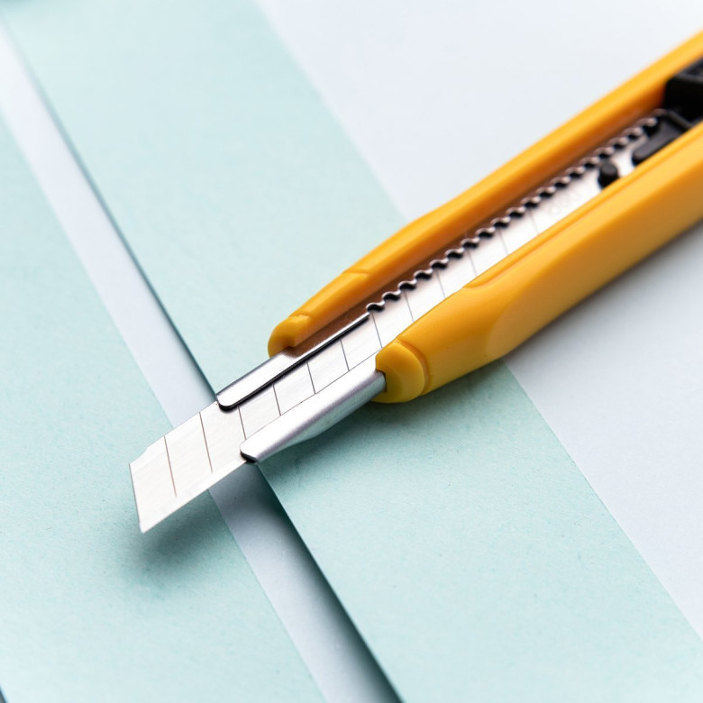 Deli Tools EDL009B SK4 sniccer kés 9mm (sárga)